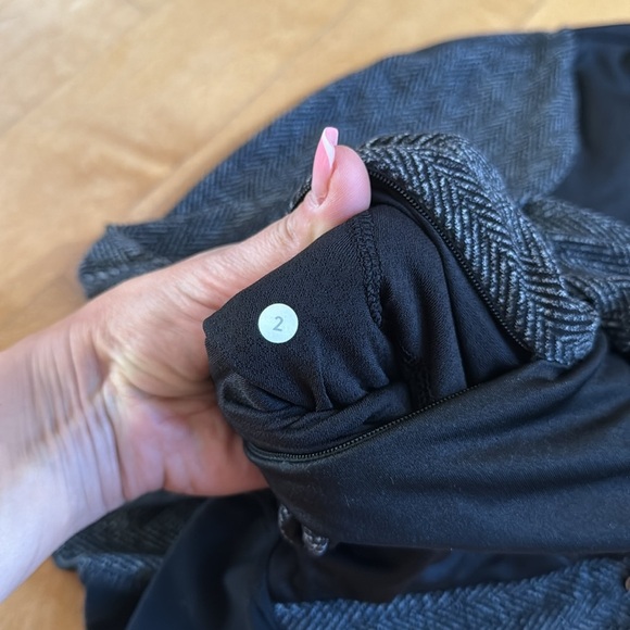 Lululemon Emerge Renewed Jacket size 2 in preloved condition - Picture 5 of 9